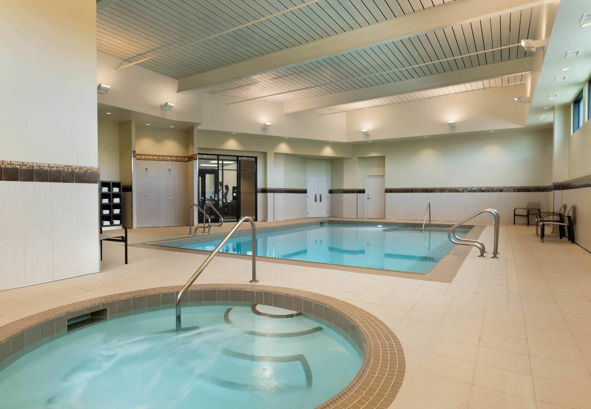 Hotel Dene & Conference Centre Cold Lake 外观 照片